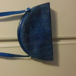 Blue lizard pocketbook shoulder with strap. Strap 21 inches long